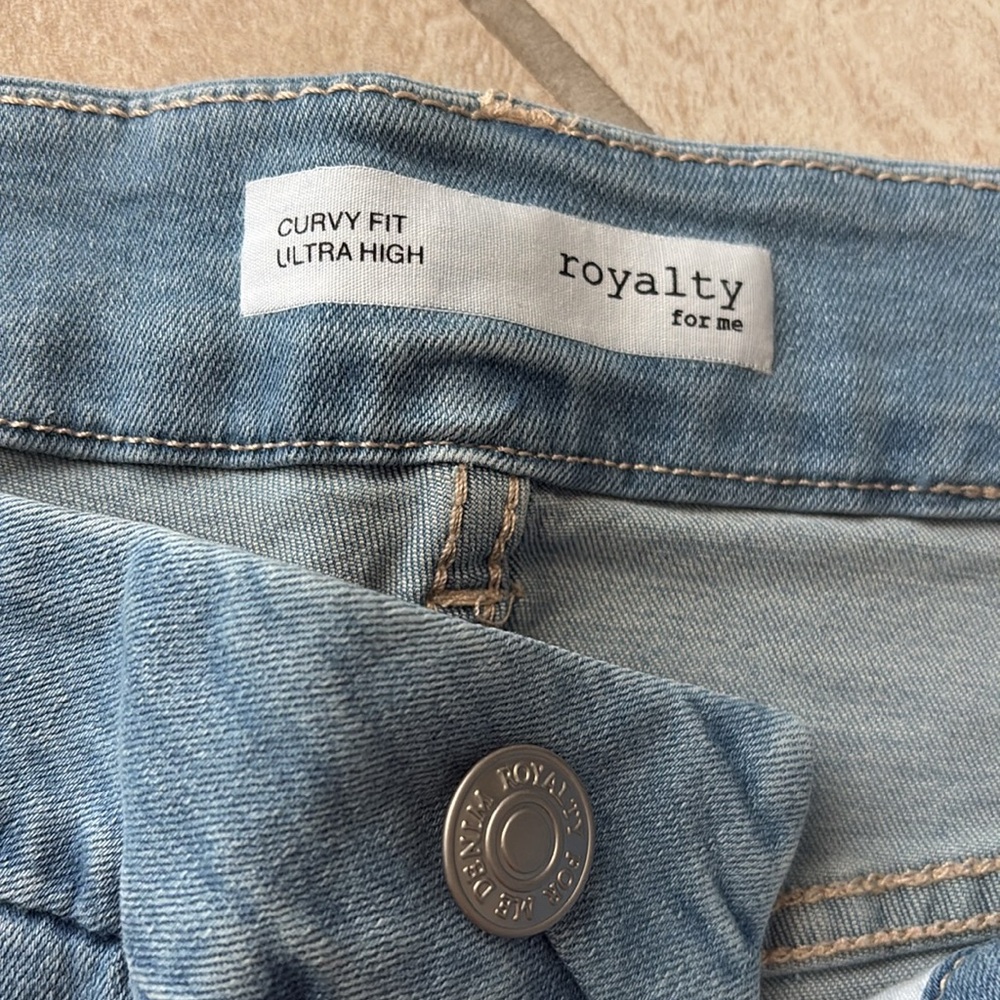Light wash denim shorts - Picture 3 of 4